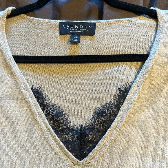 Laundry by Shelli Segal Ultra soft sweatshirt lace trim. Beige/ tan size Large - Picture 3 of 7
